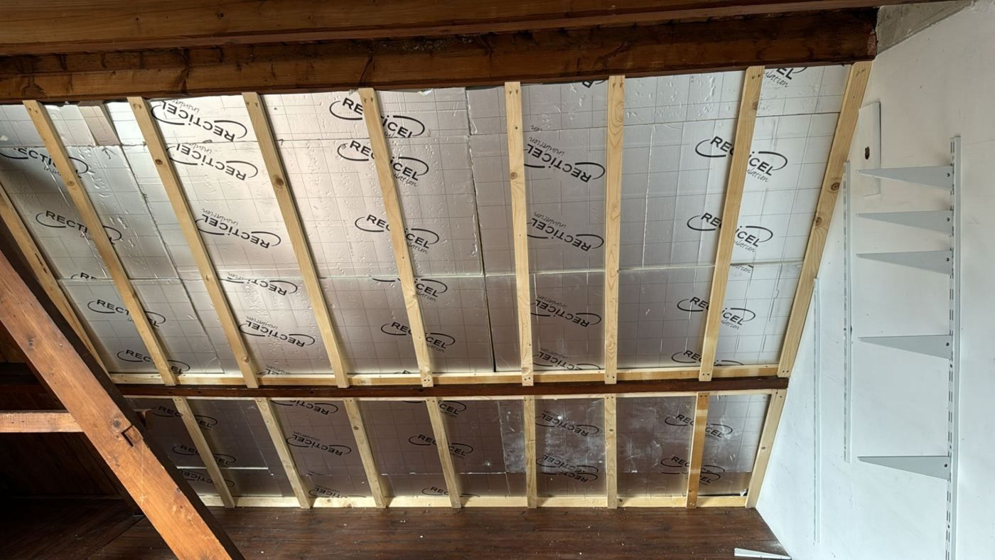 Kirişler arasında PIR levhalı çatı katı