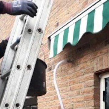 Cephedeki bir delikten hortumla boşluklu duvarın doldurulması